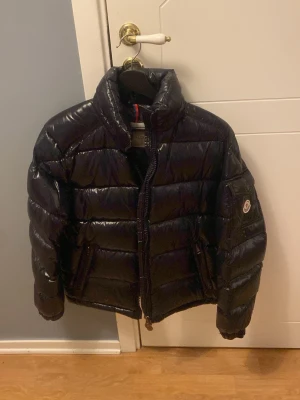 MONCLER MAYA S - Köpt för 3000:- luvan medföljer. Säg till för fler bilder. Nästan inte använd och bra skick. Bra kvalitet och äkta material och ratios.
