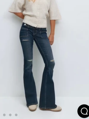 pleated flare jeans gina  - Marinblå bootcut jeans med hål från Gina , använda endast en hång