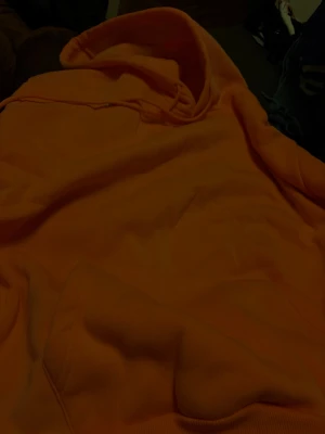 Orange hoodie med huva - Snygg orange hoodie med huva och klassisk känguruficka framtill. Perfekt för en avslappnad streetstyle-look. Mjuk och skön bomullskänsla, enkel att matcha med jeans eller joggers.