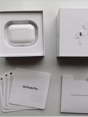 Apple AirPods Pro gen 2 - Säljer ett par vita Apple AirPods Pro med laddningsetui och originalförpackning. Hörlurarna är kompakta, har silikonproppar och levereras med USB-C laddkabel samt manualer. Snygg och stilren design i plast, perfekt för musik och samtal.