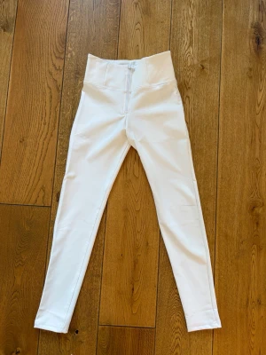 Freddy WR.UP byxor faux leather, high waist - Säljer dessa läckra high waist byxor från Freddys. Små färgdefekter finns på två ställen, se bilder. Inget som man lägger märke till om man inte vet om det, men det är upp till betraktaren. Använda endast några timmar så är f ö i mycket gott skick! Ärliga och snabba affärer uppskattas:)