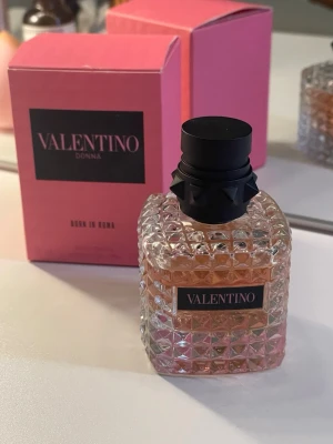 Valentino Donna Born in Roma parfym - Köpt från Kicks, endast testsprutat, originalförpackning medföljer 🩷
