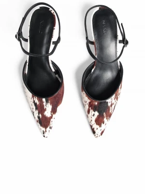 Pumps med ko-mönster från NA-KD - Snygga pumps från NA-KD med spetsig tå och låg klack. Skorna har ett trendigt ko-mönster i brunt, svart och vitt samt svarta remmar med spänne runt ankeln. Tyvärr för små för mig..