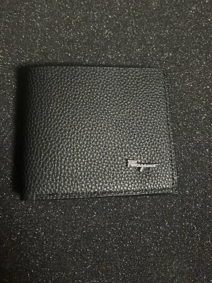 Ferragamo plånbok - Svart ferragamo plånbok. Aldrig använd. Fick den i julklapp men har inte någon användning för den.