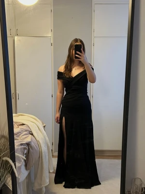 Balklänning  - Balklänning från Bubbleroom. Använd en gång. Köpt för 1000kr. Storlek 38. Jag är 170cm för referens🤗