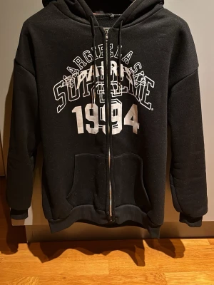 Supreme x Maison Margiela - Tja! Säljer min MM6 x Supreme hoodie då jag har tröttnat på den. Storlek M och väldigt bra skick. Jag är 193/74kg. Hör av dig vid några som helst funderingar! Priset är inte hugget i sten🙌