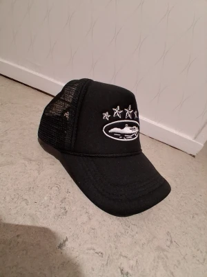 Svart truckerkeps  - Helt ny snygg keps svart endast 79kr har ni funderingar skriv till mig.