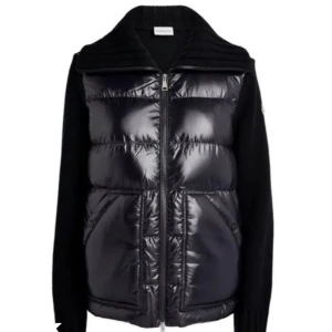 Moncler jacka - Så himla fin tidslös jacka  från Moncler, den är glansig imitten med dun och stickad på ärmarna och ryggen. Jackan har dragkedja framtill, och två  fickor fram där man får plats med mobil. Ena fickan har en tråd lös i kanten (kan skicka bild). Perfekt för både höst, vinter och vår då man håller sig varm i den🩷Tyvärr finns inget kvitto kvar men QR kod inuti.