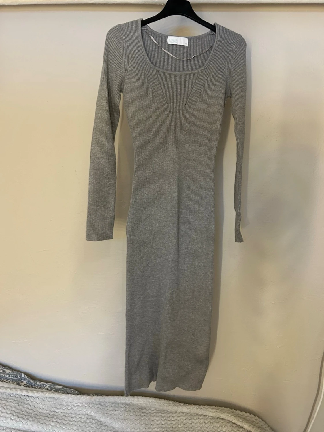 Grå ribbad långklänning