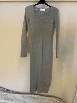 Grå ribbad långklänning  - Grå ribbad stickad klänning i storlek XS