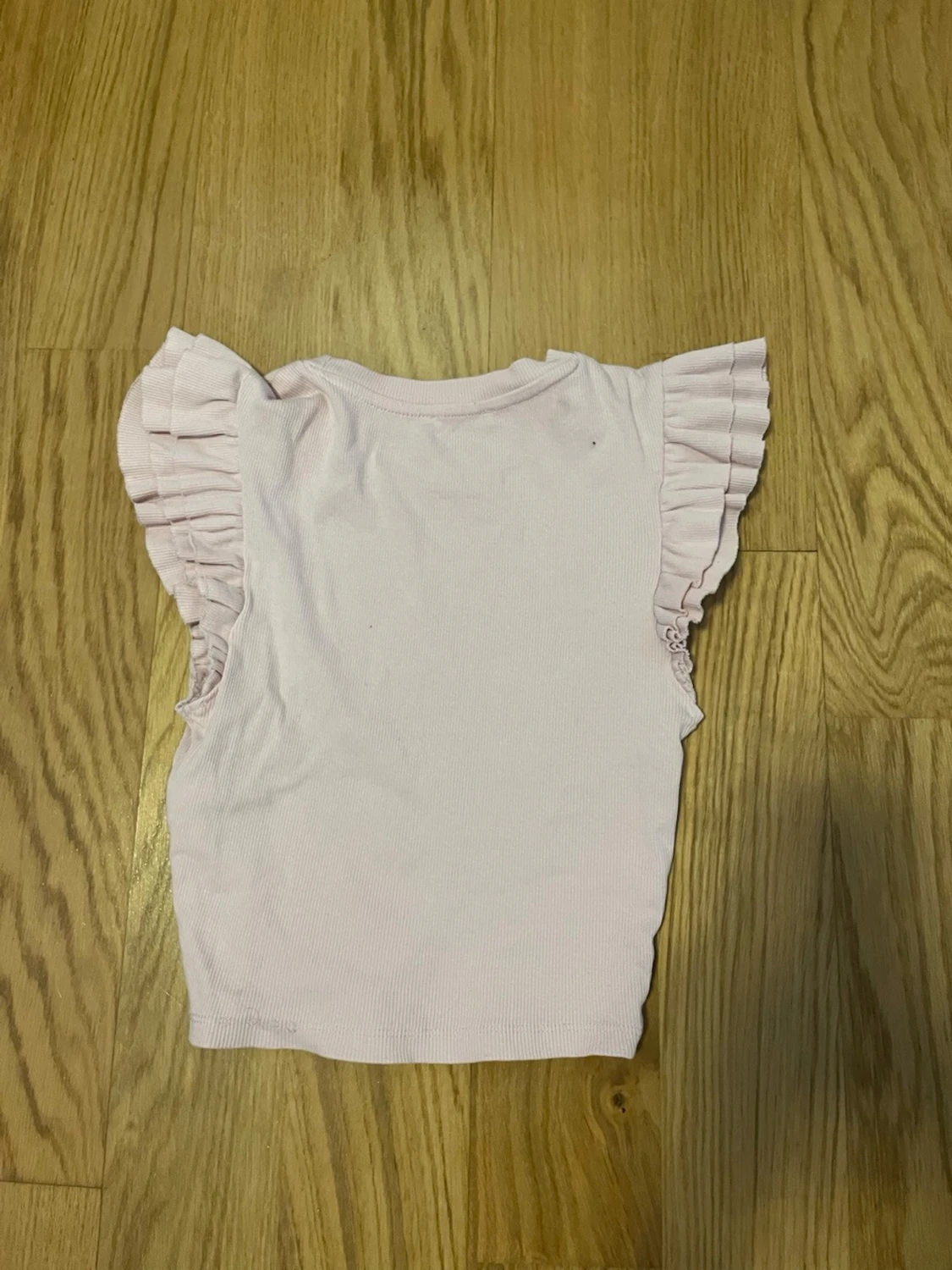 Ljusrosa ribbad topp med volangärm