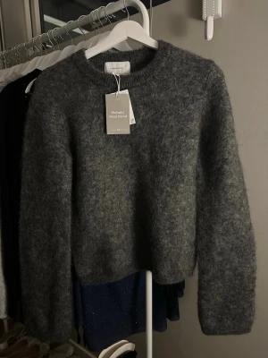 Grå stickad tröja mohair blend - Mysig grå stickad tröja från H&M Edition i en mjuk mohair- och ullblandning. Helt ny, endast provad. Perfekt längd och stora mysiga armar🤍  Nypris: 649kr Säljer för: 500kr