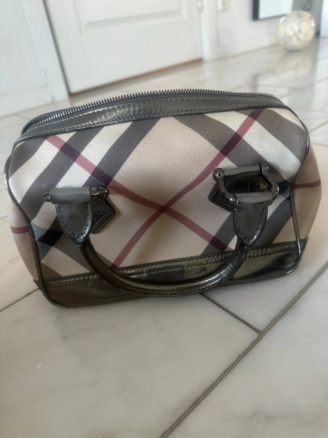 Beige handväska med rutigt mönster