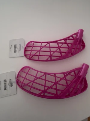 Rosa innebandyblad från Zonefloorball - Två rosa innebandyblad i plast från Zonefloorball, modell PP Blade. Bladen är lätta, har soft touch och absorberande egenskaper. Perfekt för dig som vill uppgradera din innebandyklubba med snygga och funktionella blad.