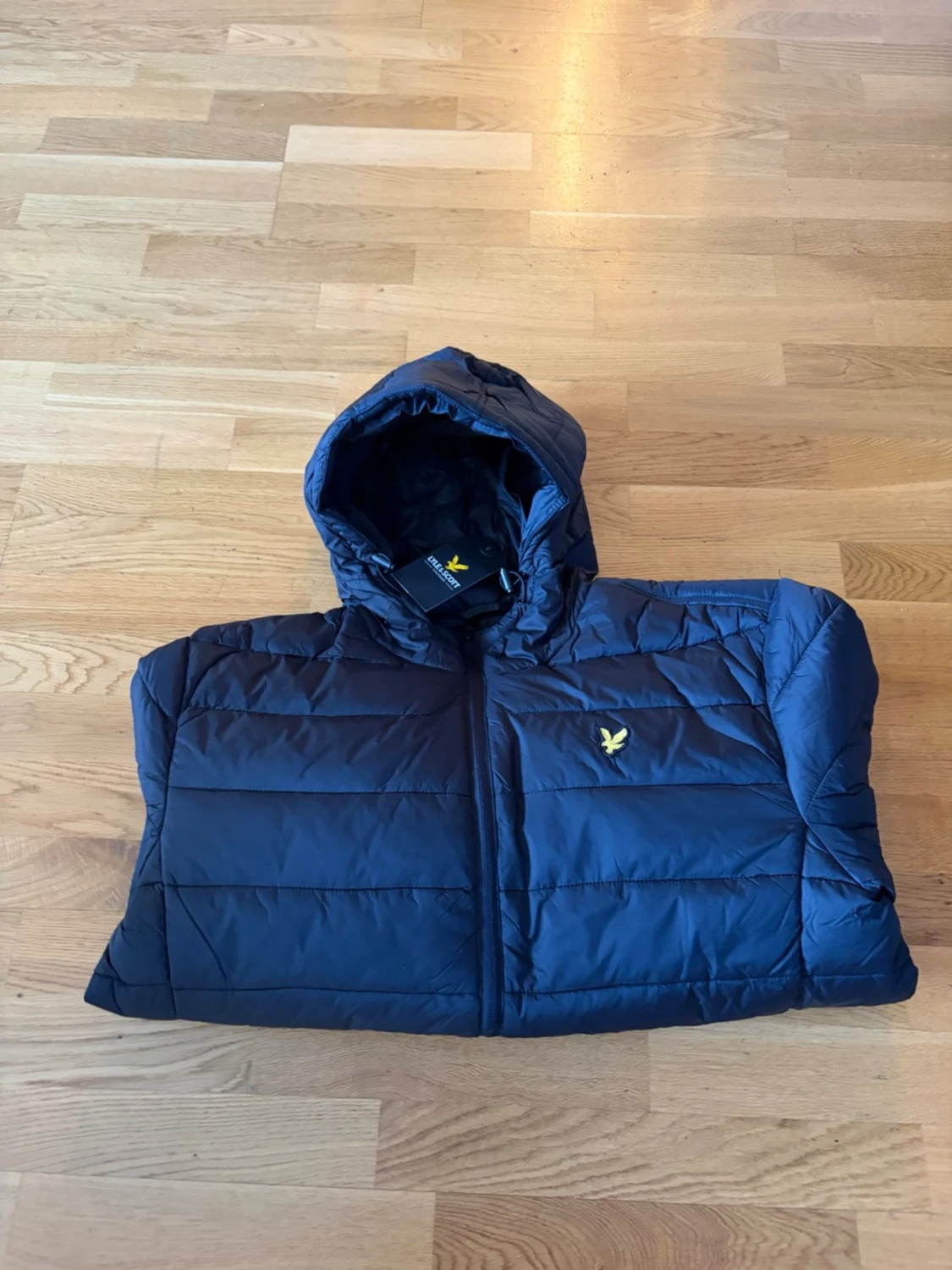 Mörkblå och Svart pufferjacka från Lyle & Scott