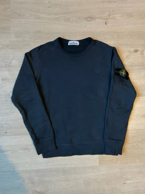 Blå Stone Island Crewneck Tröja storlek S - Klassisk stone island tröja i blå färg. Tröjan är i mycket bra skick och sparsamt använd. ~  Äkta som allt annat jag säljer! ✅|  Mått: | Längd 66cm Bröstvidd 52cm  Storlek: S | Skick: Mycket Bra Skick | Färg: blå | Märke: Stone Island | Modell: , tröja |  Hör gärna av dig vid frågor så svarar jag så fort jag kan! 😁|  