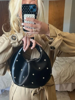 Populär handväska Gina - Säljer denna supersnygg och helt slutsålda handväska från Gina tricot❤️ nypris 399kr. Den har ett fack med dragkedja i💕 Aldrig använd!