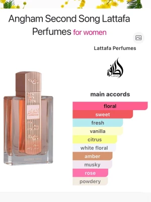 Angham Second Song parfym Lattafa - Angham Second Song från Lattafa är en parfym för kvinnor med en elegant glasflaska och detaljer i roséguld. Doften har blommiga, söta och fräscha toner med inslag av vanilj, citrus, vit blomma, amber, mysk och ros. Flaskan har en modern, fyrkantig form och kommer i en matchande rosa förpackning.