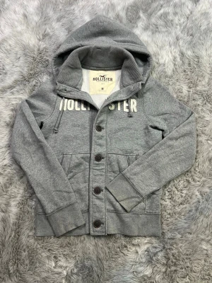 Hollister hoodie - Säljer denna sällsynta och mycket eftertraktade Hollister hoodie | Storlek M | Skick 9/10 | Vid eventuella frågor hör gärna av dig och erbjuder bra pris vid köp av bundle 😁✅