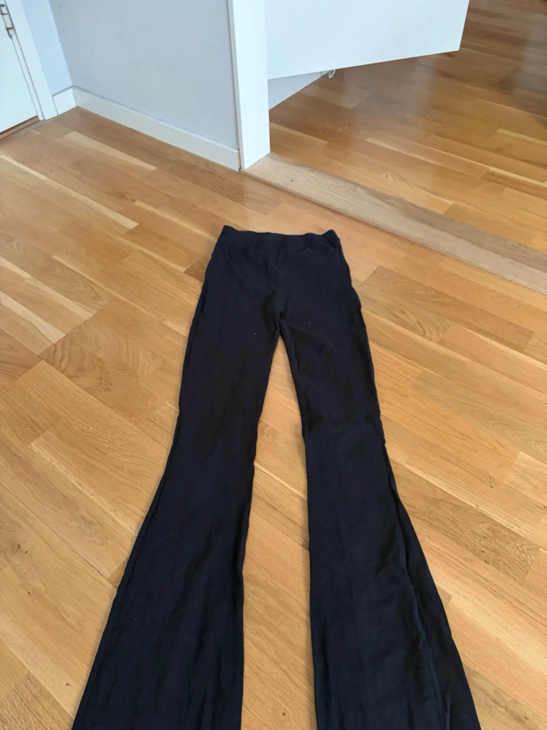 Svarta utsvängda leggings