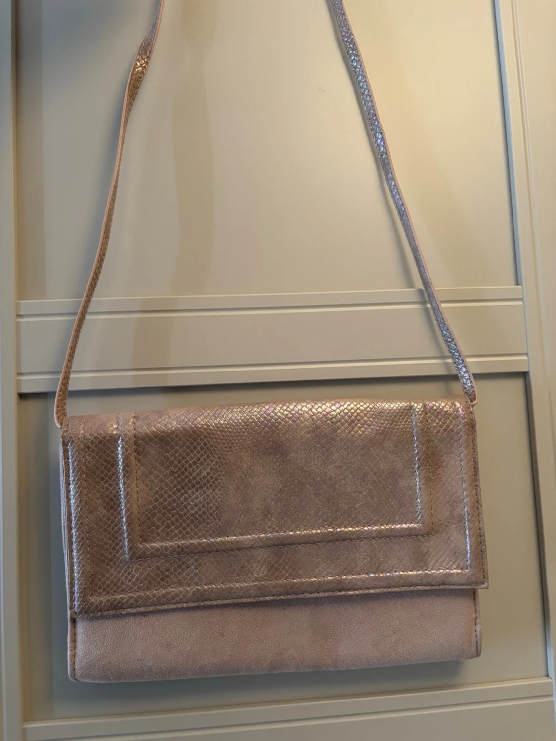 Rosa kuvertväska med axelrem