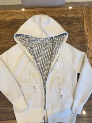 Diorrr kofta - En väldigt bekväm och stillig kofta som kan dras in och ut för att få fram två olika modeller. Har använts ett par gånger och säljs eftersom jag inte vill ha den längre men och delvist att den har ett par små fläckar som syns vid en viss belysning och ibland syns de inte alls. Annars funkar koftan perfekt.
