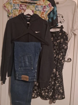 Klädpaket - Klädpaket med kläder i blandat skick. Jeans storlek 34 34.