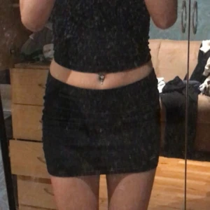 Svart tight kortkjol från Amisu - Säljer en svart, enkel och tight kortkjol från Amisu i storlek EU34. Kjolen har en rak och slim passform, är helt enfärgad och tillverkad i mjukt bomullsmaterial med lite stretch. EJ MINA BILDER!!💕