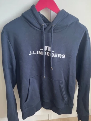 J Lindeberg hoodie - Storlek M herr storlek inga defekter bra skick. Pris kan diskuteras 