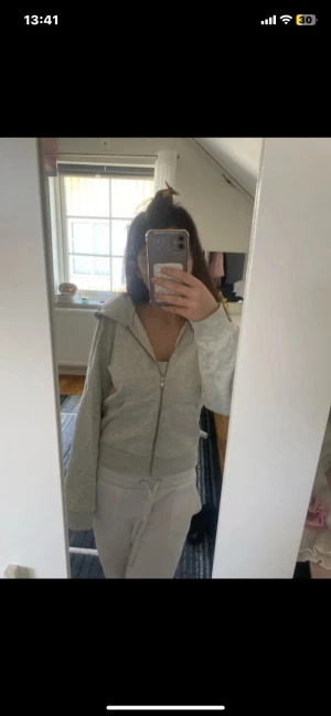 Ljusgrå zip hoodie med luva - Säljer en ljusgrå hoodie med dragkedja. Grå kofta med luva och två fickor. Sitter skönt passat med allt. Säljer då jag aldrig använder den🤗