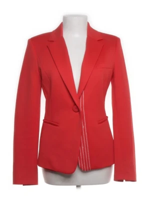 Röd kavaj med enkelknäppning - Stilren röd kavaj med figurnära passform och klassisk krage. Enkelknäppning framtill och två fickor med lock. Dekorativa sömmar på ena sidan ger en unik touch. Perfekt för dig som vill sticka ut med färg. Materialet ser ut att vara en mjuk och slät textil.