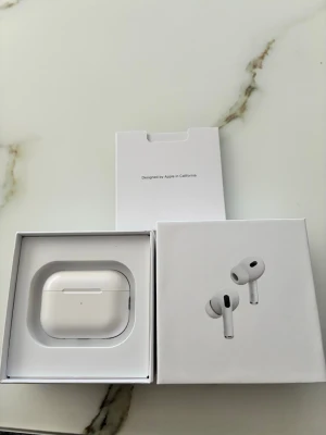 Apple AirPods Pro 2 - Säljer ett par vita Apple AirPods Pro med bra ljud berusning och fungerar perfekt