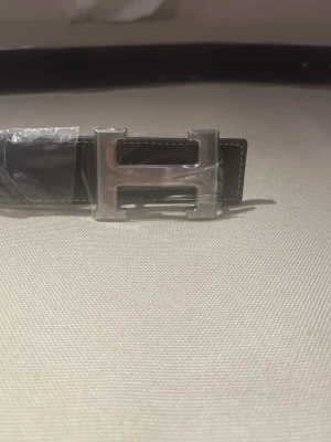 Svart belt - Helt nytt och snyggt bälte, 110 cm långt. Bra kvalitet och aldrig använt. Har du frågor? Dm gärna 