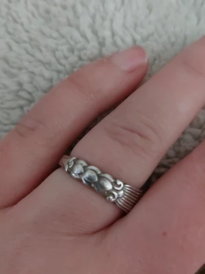 Dansk silver skeds ring - Det är en dansk silver sked ring Stämplad med två torn, 3 stjärnor och (M).☆Storlek 61 ca. 19.15 mm Finns även en gravering i med H.L (gravering fanns på skeden innan den vart ring) Djur finns I hemmet Rökfritt 