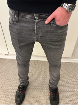 Gråa slim fit jeans Jack & Jones - Tja! Säljer dessa riktigt snygga jeans ifrån  Jack & Jones | W29 L32 | Jag på bilden är 182! | Hör av er vid minsta lilla fundering 🙌