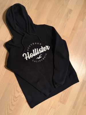 Hollister hoodie  - Säljer denna as feta archive hoodien från de eftertraktade märket hollister, hoodien är i Väldigt bra skick, storlek M men sitter som S, pris 599kr, pris kan alltid diskuteras hör av er vid frågor eller funderingar.