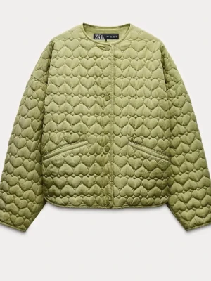 grön zara jacka - sparsamt använd! (se bilder för fläckar, har inte testat att få bort dem) passar xs-m beroende hur man vill att den ska sitta 🤍