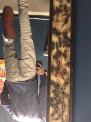 Mörkblå loubs - Säljer ett par mörkblå loubs, de har väl lite heeldrag och lite skavanker på sulan men annars så är dem i fint skick. De är i storlek 42, skriv för fler bilder.