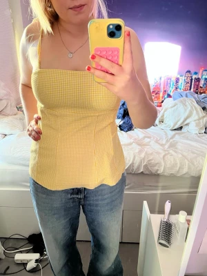 Rutig sommartopp - Ljusgul blus med snören på axlarna och dragkedja i sidan. Perfekt till sommaren! Har haft på mig en gång.