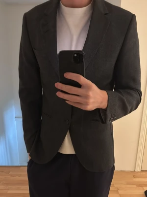 Kavaj från Tiger of sweden - Sugen på en kavaj från Tiger of sweden, tillkommer även byxor i priset så en full settad kostym. Färgen är mörkgrå och är riktigt stilren till ett schysst pris, köptes förra året för 5000kr för hela kostymen.