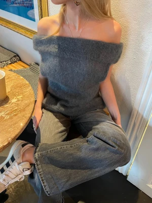 Off shoulder topp i grå mohair - Superfin grå off shoulder topp i fluffig mohairmix. Skriv för egna bilder!