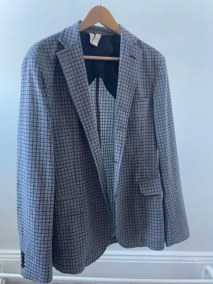 Rutig kavaj - Blårutig kavaj från Sartorial Leisure by Oscar Jacobson i storlek 48. Mycket fint skick. Pris kan diskuteras