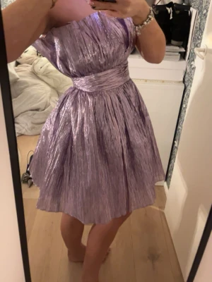 lila metallic festklänning - lovely Collective the label party dress!🤩 size S/36 and worn once! No signs of wear🥰