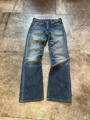 Vintage Flared Levi’s Jeans 517 - Halloj! Nu säljer jag mina tvärgata levis flares i 28/32 (sitter som 29/32)🫡 Modellen 517 som är lik 512or!😉 Otroligt fet wash på dessa som kommer från flera års användning👏 Tveka inte på att skriva ifall ni har några frågor🖖