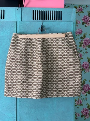 Mönstrad kjol - Säljer en mönstrad kjol i storlek 40. Helt ny med alla prislappar kvar. Tyvärr så har den inte kommit till användning. 