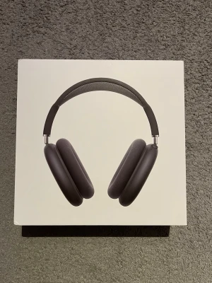 Apple AirPods Max (Midnight) - Oöppnad med kvitto❗️ Apple AirPods Max 2025 Midnatt färg📝 Hör av dig vid funderingar eller prisförslag Postar inom 24h📦