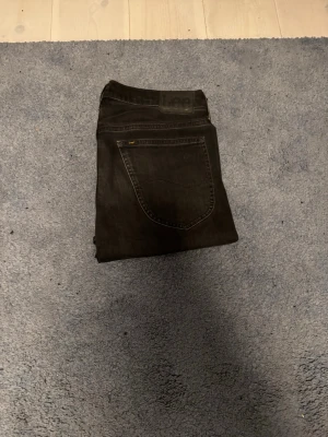 Lee jeans - Tjena, säljer ett par mörkgrå Lee jeans i storlek W31 L30 i sjukt bra skick, 9/10. Hör gärna av er vid fler frågor eller funderingar, mvh