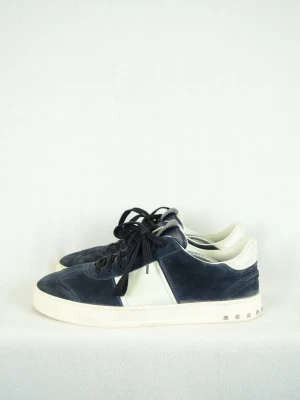 Valentino flycrew  - VALENTINO GARAVANI FLYCREW SNEAKERS ( VÄLDIGT RARE ) Storlek : 43,5 Passform : Normal Användning : Skorna är i ett väldigt fint skick med alla nitar kvar - Dustbags medföljer Nypris : Cirka 6000SEK