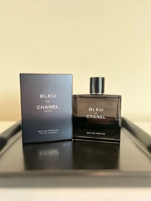 Bleu de Chanel Eau de Parfum 100ml - Bleu de Chanel Eau de Parfum är en elegant herrdoft i en stilren, mörkblå glasflaska med silverfärgad text och svart lock. Flaskan rymmer 100 ml och har en modern, maskulin design som känns lyxig och tidlös. Perfekt för dig som gillar exklusiva parfymer.