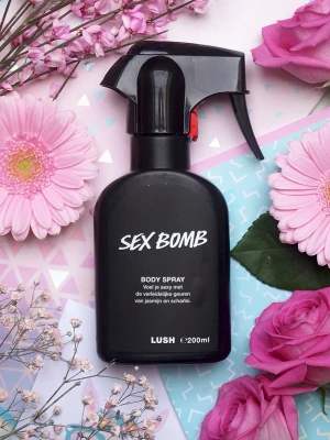 LUSH Sex Bomb Body Spray  - halva kvar!! sex bomb body spray från LUSH i en svart sprayflaska på 200ml originellt men ungefär 100ml kvar. doften har inslag av jasmin och ylang-ylang som ger en sensuell och blommig känsla. älskarr men tycker inte den känns som jag